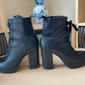 STEVE MADDEN LACE UP BOOTS